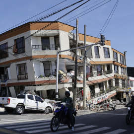 Un edificio destruido tras el terremoto de magnitud 7,4 de Colombia, a 11 de agosto de 2026.