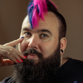 Darko Decimavilla, activista 'queer' y autore de 'Libres. Historias de vidas más allá de lo binario'.