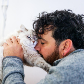 Fran Perea junto a su gata Soja.