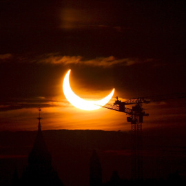 Un eclipse solar en Ottawa, Canadá. Imagen de archivo.