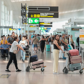 Decenas de personas en colas ocasionadas por la huelga de trabajadores, en el aeropuerto de El Prat, a 4 de agosto de 2026 en Barcelona.