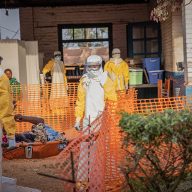 El personal sanitario acompaña a un paciente con ébola a un centro de tratamiento de la enfermedad en Mongbwalu, provincia de Ituri, en la República Democrática del Congo, el pasado 20 de junio.