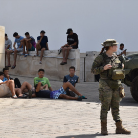 Varios militares dan apoyo a efectivos de la Policía Nacional en Ceuta, a 10 de agosto de 2026.