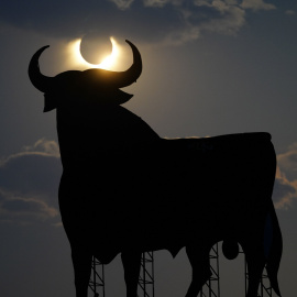 Eclipse de Sol junto a un toro de Osborne.