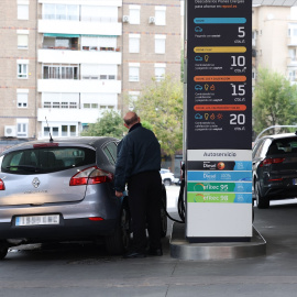 Fotografía de archivo de un hombre repostando en una gasolinera en Madrid