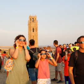 Una família, mirant l’eclipsi instants abans de la totalitat