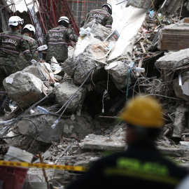 Integrantes del Ejército de Colombia participan en una jornada de búsqueda y rescate en una zona afectada por el terremoto en Cali (Colombia).