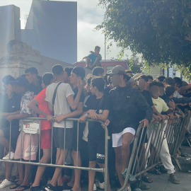 Menores esperan a las puertas de la Jefatura Superior de Policía de Ceuta para ser registrados, el pasado 7 de agosto.