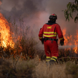 Un miembro de la Unidad Militar de Emergencia durante las labores de extinción del incendio en Niebla (Huelva), en una imagen de archivo