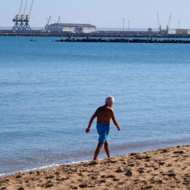 Un hombre pasea en una playa de Melilla, en una imagen de archivo.
