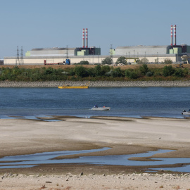 El bajo nivel del agua del Danubio frente a la central nuclear húngara de Pask, a 13 de agosto de 2023.