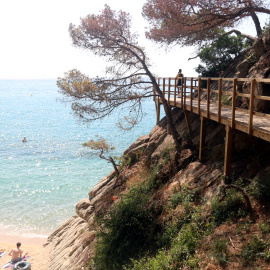 Un dels trams del camí de ronda amb la passarel·la que hi ha en un extrem de cala Cristus