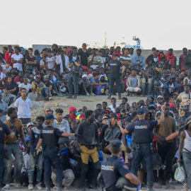 Personas migrantes este martes, en la playa El Trampolín, de Ceuta, a 9 de agosto de 2026.