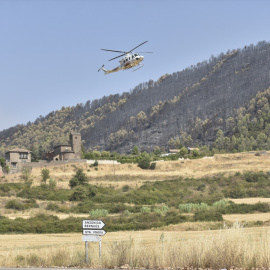 Un helicóptero trabaja en las tareas de extinción del incendio de Las Peñas de Riglos, a 11 de agosto de 2026.