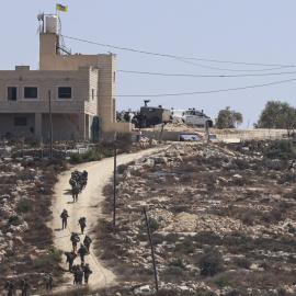 Colonos israelíes asedian a familias palestinas.