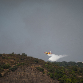 Un hidroavión trabaja en las labores de extinción del incendio forestal de Niebla (Huelva), a 13 de agosto de 2026.