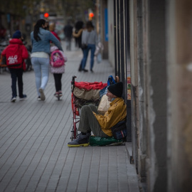 Una persona sin techo pide limosna en las calles de Barcelona.