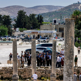 Un grupo de diplomáticos extranjeros acreditados por la Autoridad Palestina visita el yacimiento arqueológico de Sebastia, al norte de Nablus, en la Cisjordania ocupada (29/06/26)