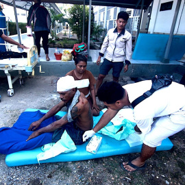 Personal socorriendo a un herido del terremoto en Indonesia.