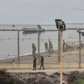 El espigón del Tarajal que separa Ceuta de Marruecos, este sábado.