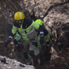 Bomberos haciendo labores de extinción en el incendio de Niebla (Huelva) a la altura de Berrocal.