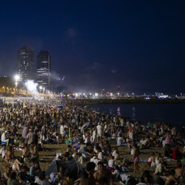 La playa de la Barceloneta durante la celebración de la tradicional verbena de Sant Joan, a 23 de junio de 2026.