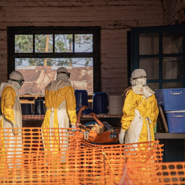 Personal sanitario acompaña a un paciente con ébola a un centro de tratamiento en Mongbwalu, a 20 de junio de 2026.