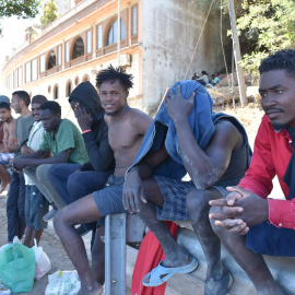 Varias personas esperan en el exterior del Centro de Estancia Temporal de Inmigrantes (CETI) en Ceuta.