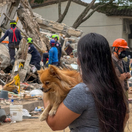 Un grupo de rescatistas realizando labores de búsqueda en los escombros del edificio Torres del Limonar (Cali), destruido por el terremoto de Colombia.