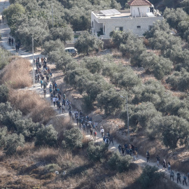 Colonos israelís entran en el municipio de Nablus, en la CIsjordania ocupada, escoltados por el Ejército israelí, a 31 de julio de 2026.