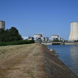 Uno de los reactores nucleares paralizados en Francia por las altas temperaturas de los ríos, en junio de 2026.