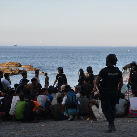 Cientos de personas migrantes reciben atención sanitaria de profesionales del INGESA y voluntarios de Cruz Roja.