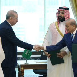 Firma del Acuerdo de la Meca. En la fotografía aparecen Tayyip Erdogan, presidente turco, Shehbaz Sharif, el primer ministro pakistaní y Mohammed bin Salman, el príncipe heredero de Arabia Saudí.