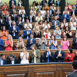 El presidente del Gobierno, Pedro Sánchez, recibe el aplauso de la bancada socialista durante una sesión plenaria en el Congreso de los Diputados.