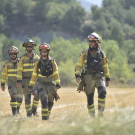 Bomberos trabajan en las tareas de extinción del incendio de Las Peñas de Riglos, a 11 de agosto de 2026.