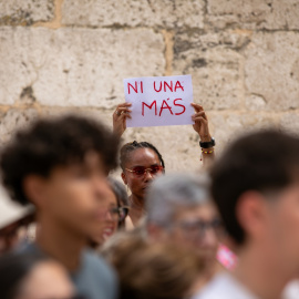 Una pancarta con el lema "Ni una más" durante un minuto de silencio por el asesinato machista en Alameda de la Sagra el pasado 22 de julio.