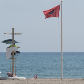 Vista de la Playa La Misericordia, una de las ocho cerradas por contaminación con bacteria E. coli en Málaga.