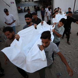 Trasladan las víctimas del bombardeo israelí en la cafetería en ciudad de Gaza, a 18 de agosto de 2026.