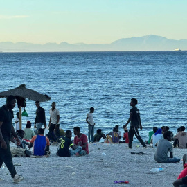 Varios migrantes en la playa del Trampolín.