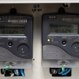 Imagen de dos contadores eléctricos en un edificio de Madrid.