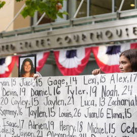 Manifestantes y activistas se reúnen frente al Tribunal Federal de Distrito de Oakland con motivo del histórico juicio federal contra Meta, la empresa matriz de Facebook e Instagram.