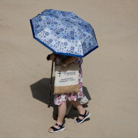 Personas afectadas por el calor pasean por Madrid Río, a 21 de julio de 2026.