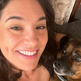 Raquel Riba Rossi junto a su perro Pepito.