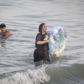 Una mujer con un flotador llega a nado desde Marruecos.