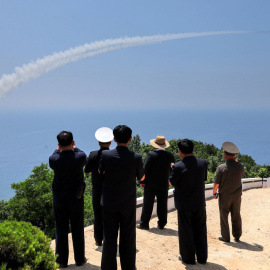 Kim Jong-un observando las pruebas de rendimiento de los principales sistemas de armamento del destructor Kang Kon el pasado 3 de julio.