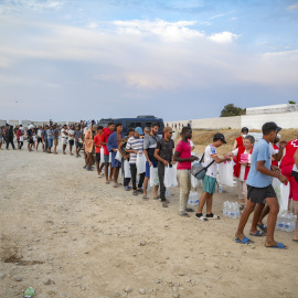Varios migrantes siendo atendidos por la Cruz Roja en una playa en Ceuta, a 19 de agosto de 2026.