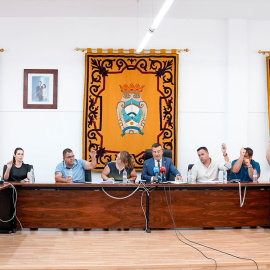 El pleno del Ayuntamiento de Carboneras vota la propuesta de revisión de la licencia de obras del hotel El Algarrobico, a 7 de julio de 2026.