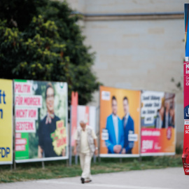 Carteles de algunos de los candidatos a las elecciones regionales en Magdeburg, este martes.