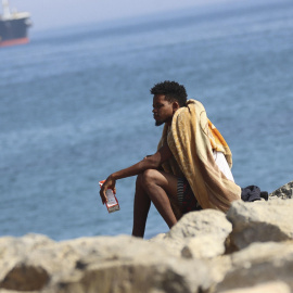 Uno de los jóvenes que ha vuelto a la playa del Trampolín, a 19 de agosto de 2026.