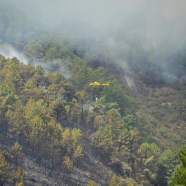 Los medios de extinción trabajan en la alquería del Cerezal afectada por el incendio de Las Hurdes.